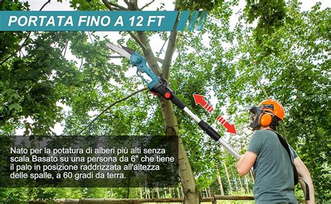 Operatore che pota un albero con un'asta telescopica, evidenziando la distanza di sicurezza
