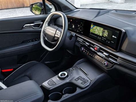 Interni della Kia Sportage con comandi fisici e display
