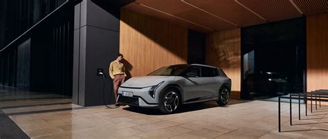 Profilo laterale della Kia EV4 in carica
