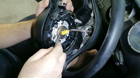 Dettaglio posteriore volante auto con attrezzo per sganciare airbag