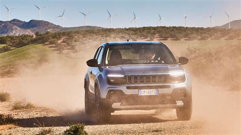 Jeep Avenger in azione su strada