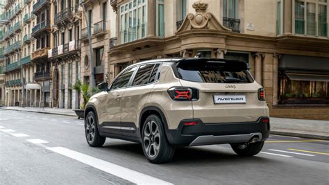 Jeep Avenger e-Hybrid in ambiente urbano