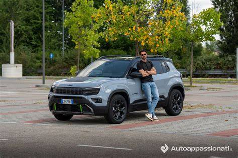 Jeep Avenger in azione su strada urbana