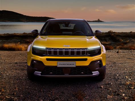 Dettaglio fari anteriori Jeep Avenger