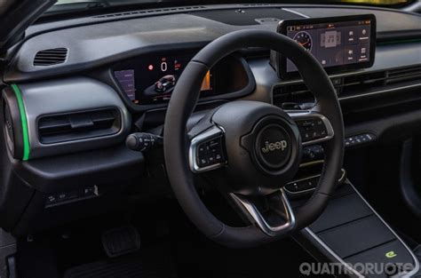 Interni Jeep Avenger con display centrale