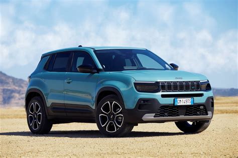 Jeep Avenger in un ambiente naturale