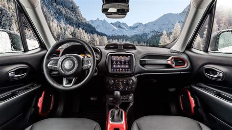 Interni della Jeep Renegade con plancia e display