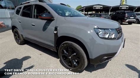 Dacia Duster Grigio Cometa su sfondo naturale