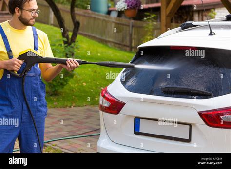 lavaggio auto con idropulitrice attenzione alla base antenna sul tetto