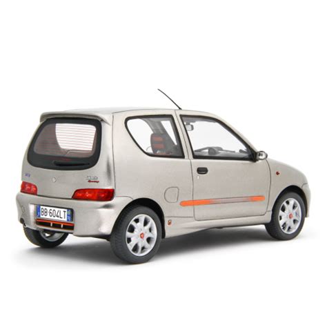Fiat Seicento grigia in un contesto urbano
