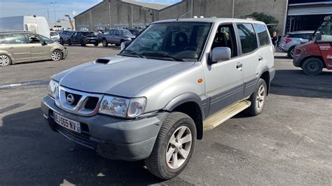Nissan Terrano parcheggiato in un ambiente naturale