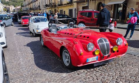 Foto di un raduno di auto d'epoca organizzato dal club