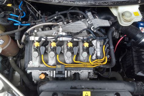 Motore Fiat Multipla Natural Power con evidenziati gli iniettori
