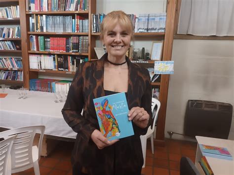 Marta Suvi con libro e laptop