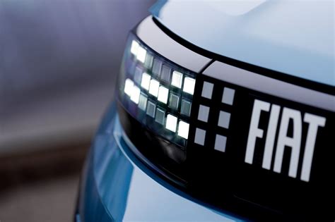 Dettaglio del frontale della Fiat Grande Panda con fari a pixel