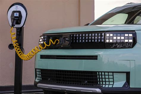 Punto di ricarica per auto elettriche con la Fiat Grande Panda in carica