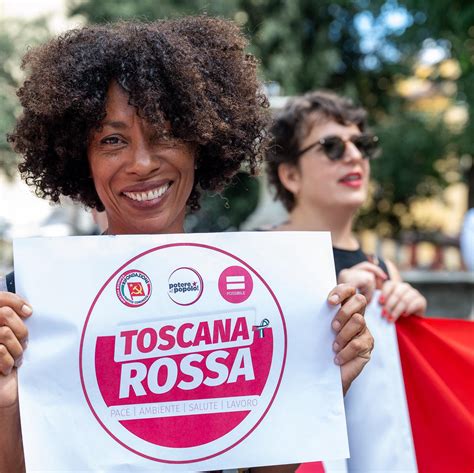 Giovanidi giornalisti che scrivono articoli su auto sportive