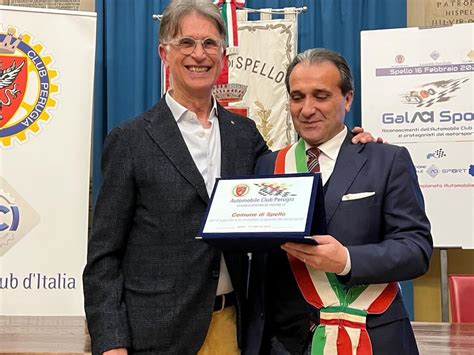 Un team di motorsport che lavora ai box con i giornalisti intorno