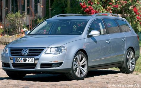 Veduta frontale e laterale della Volkswagen Passat Variant B6 in contesto urbano
