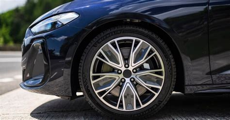 Pneumatici ad alte prestazioni per auto sportiva