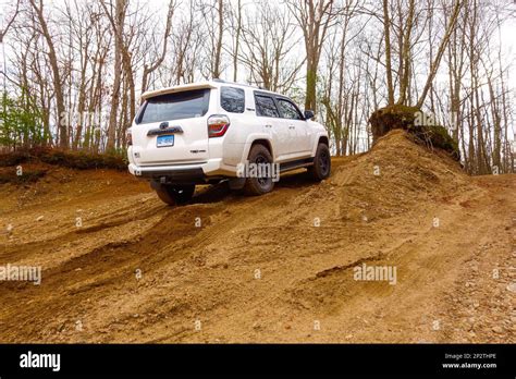 SUV su strada sterrata con sospensioni attive