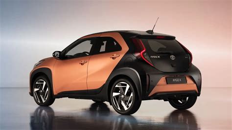 Toyota Aygo in strada con luci stop accese