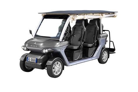 Veicolo elettrico 4x4 in un ambiente off-road