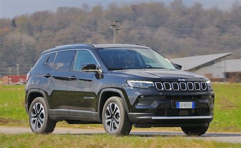 Jeep Compass frontale con mascherina a sette feritoie