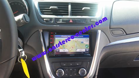 Interno Opel Mokka X con navigatore acceso