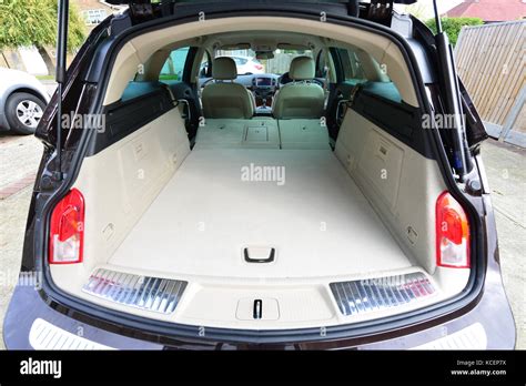 Volkswagen T-Cross con portellone del bagagliaio aperto