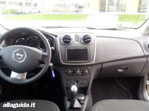 Interni della Dacia Logan con plancia semplice e spaziosa