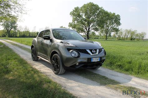 Nissan Juke nera su strada