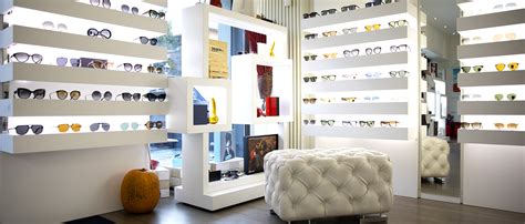 Interno di un negozio di ottica di lusso con occhiali MYKITA in esposizione