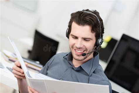 Operatore di call center che assiste un cliente