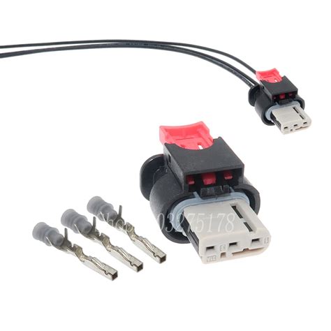 Dettaglio dei pin di un connettore per fanale automobilistico