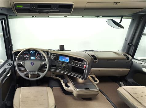 Interno cabina Scania R420 con volante multifunzione