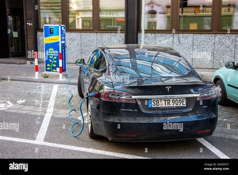 Veicolo elettrico Tesla in ricarica