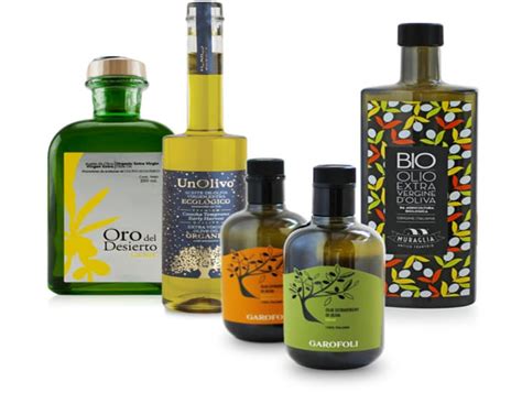 Bottiglie di diversi tipi di olio per servosterzo con etichette colorate
