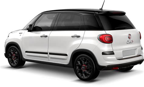 Fiat 500L posteriore con luci accese
