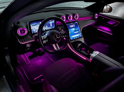 Interno di un'auto con illuminazione notturna della console centrale