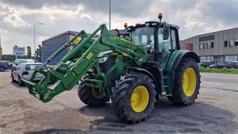 Trattore agricolo con caricatore frontale Hybrid in azione
