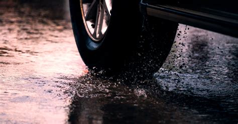 pneumatico auto su strada bagnata