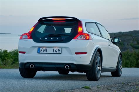 Interno di una Volvo C30 con un focus sul sistema audio