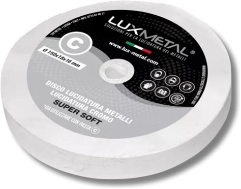 Cerchione in alluminio prima e dopo la lucidatura a specchio