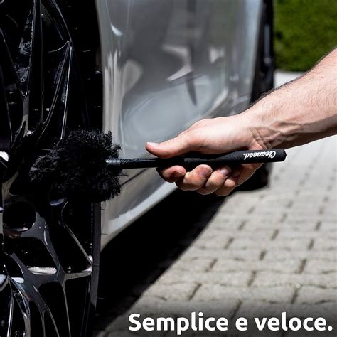 Detergenti specifici per cerchi in alluminio e spazzole morbide