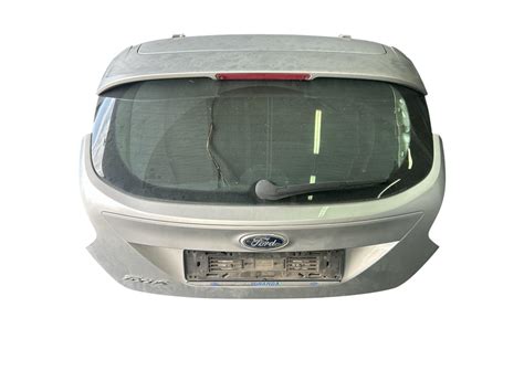 Ford Focus con portellone posteriore aperto