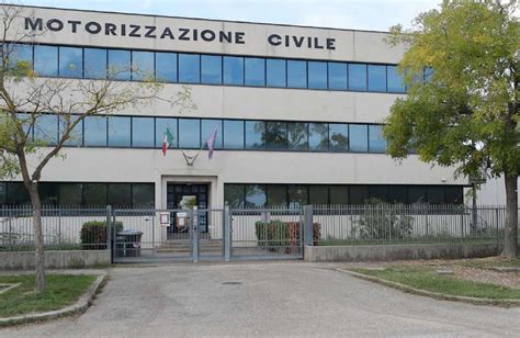 Veicoli in coda presso un ufficio della Motorizzazione Civile