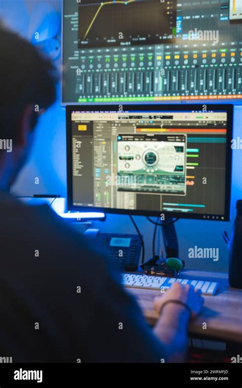 Un ingegnere del suono che lavora in uno studio di registrazione