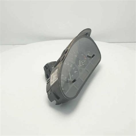Dettaglio del quadro strumenti di una BMW E46