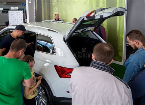 Automobile nuova in esposizione in una concessionaria